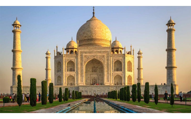 From Delhi: Private Sunrise Taj Mahal Tour by Car
